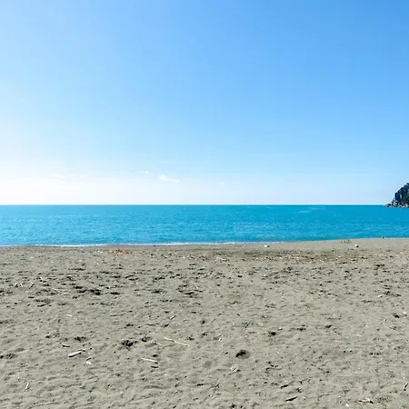Altido Great Flat With Balcony & Sea View Near Beach شقة